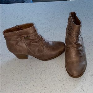 Size 9 tan ankle bootie never worn